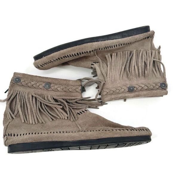 Grey Fringe Minnetonka Booties Women's Size 8 - Picture 8 of 8